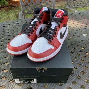 NIKE AIR JORDAN 1 MID CHICAGO BRED TOE WHITE HEEL